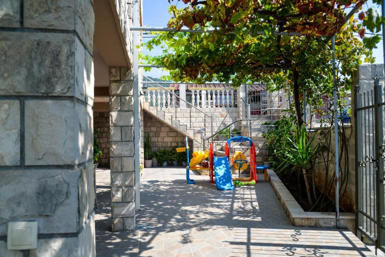 Guest House Ivana Tivat Bagian luar foto